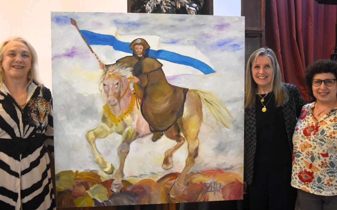 La artista plástica Mariela Zilli junto a su obra en compañia de la delegada de la Xunta de Galicia y la presidenta de A Casa de Galicia CHC